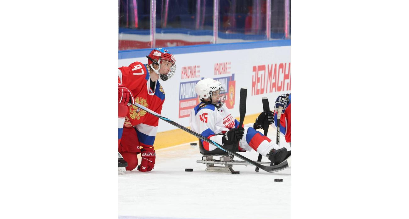 Звезда «Салавата Юлаева» обучила ветеранов СВО на льду Новосибирска