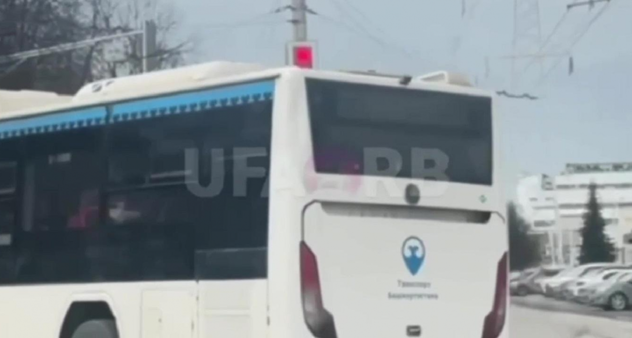 Водителя автобуса с пассажирами вычислили по видео из соцсетей за проезд на красный