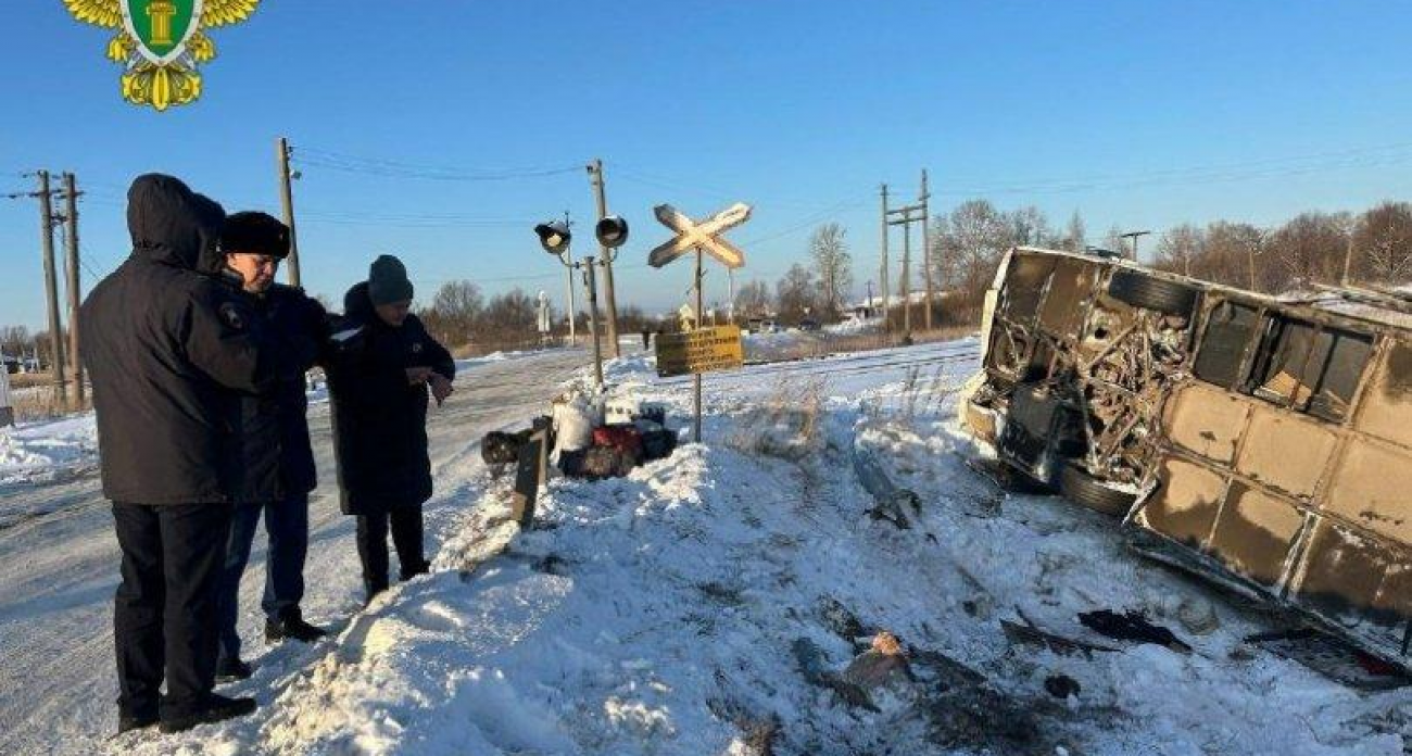 Вахтовый автобус перевернулся в Нефтекамске: 16 пассажиров, двое в больнице