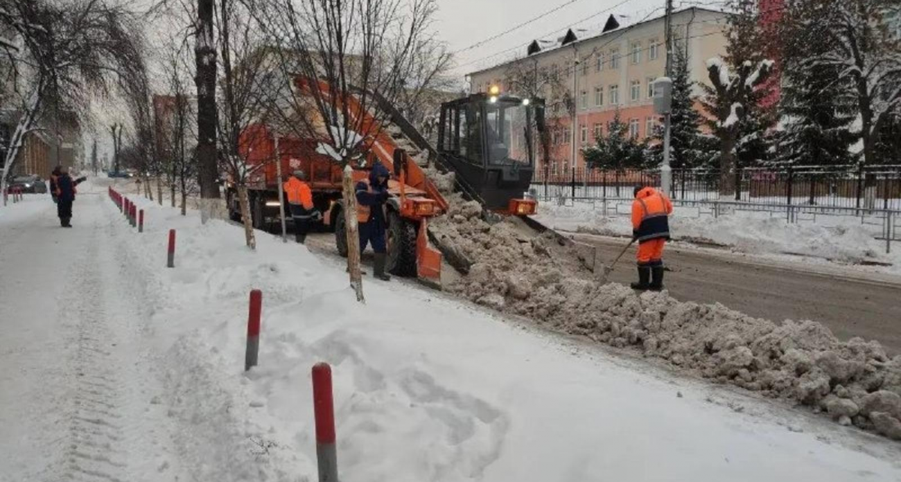 Уфа очищает улицы круглосуточно: механизмы и люди против снега и льда