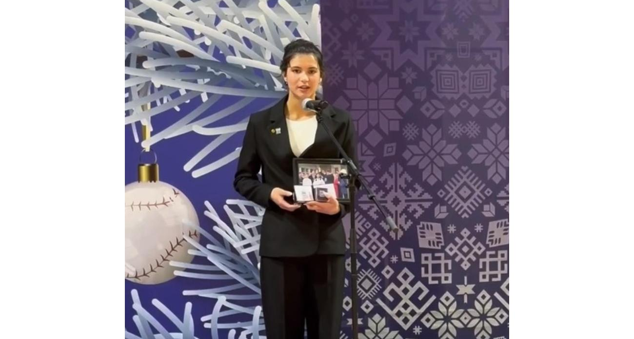 От кандидата к мастеру: министр подарил самбистке фото с Карелиным