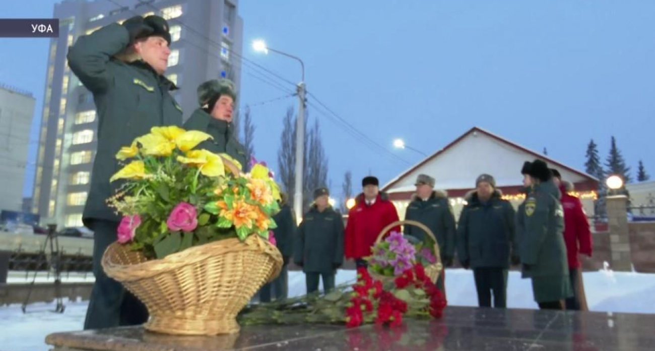 82 имени на стеле: Уфа почтила память пожарных, погибших в огне