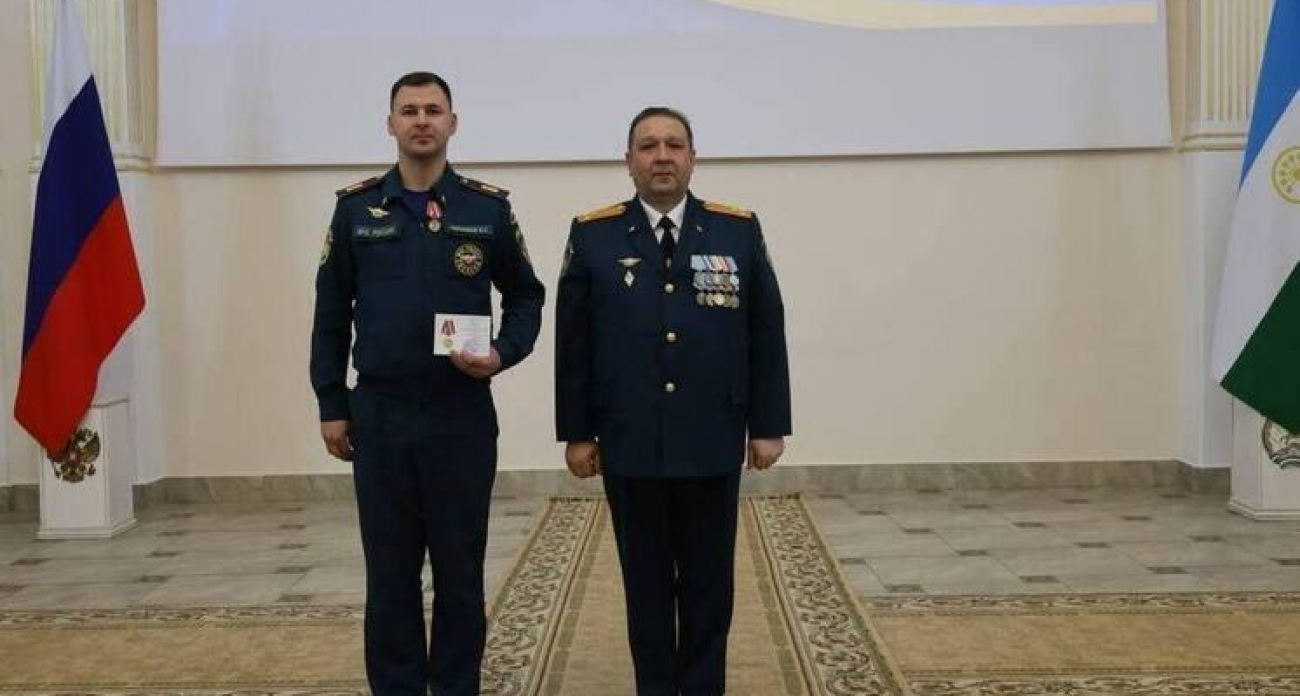 Герои огня: двух спасателей Бирска наградили медалями МЧС