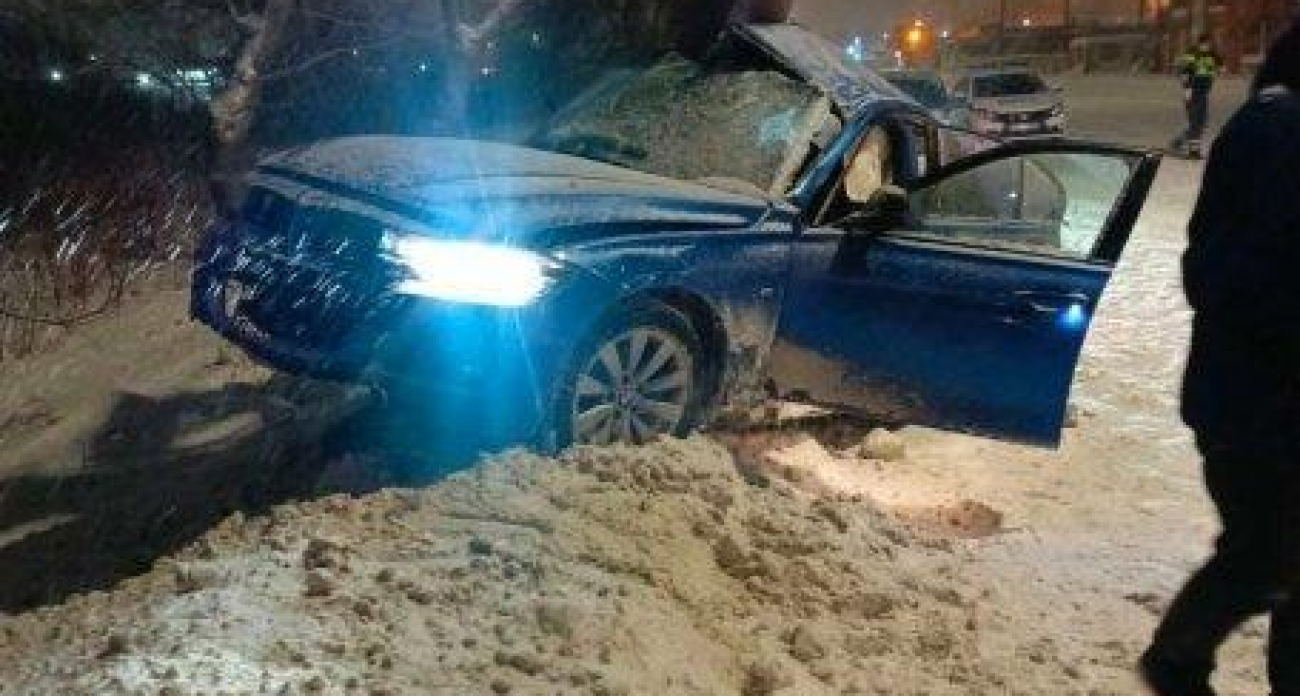 BMW врезался в столб в Стерлитамаке: одна погибла, двое ранены