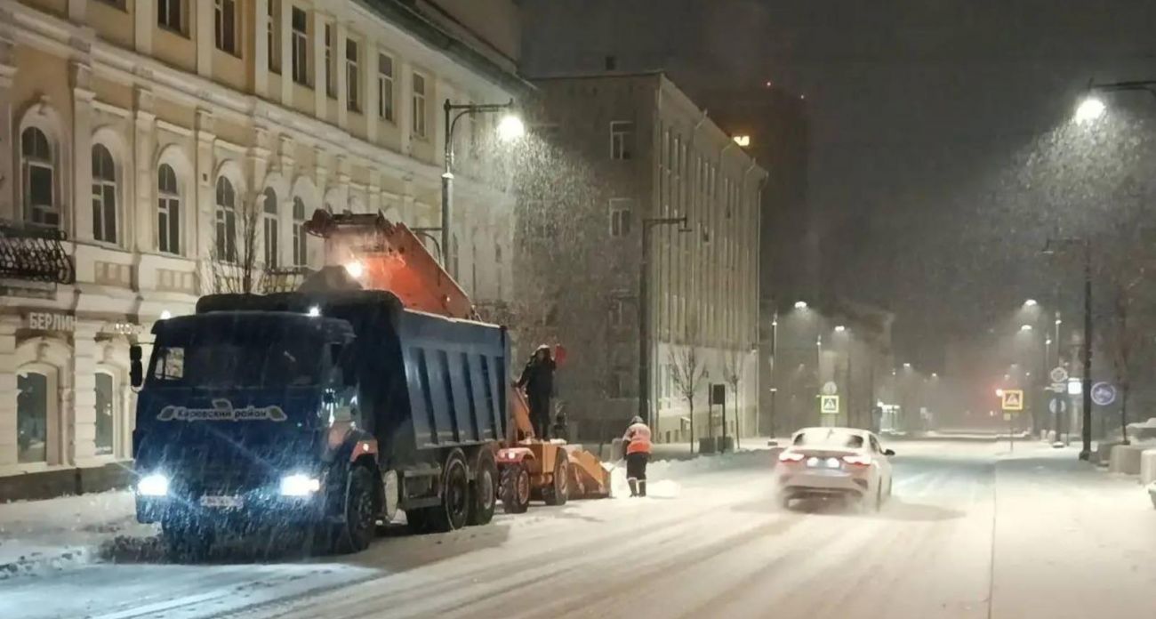 33 машины за ночь вывезли 1440 кубометров снега из центра Уфы