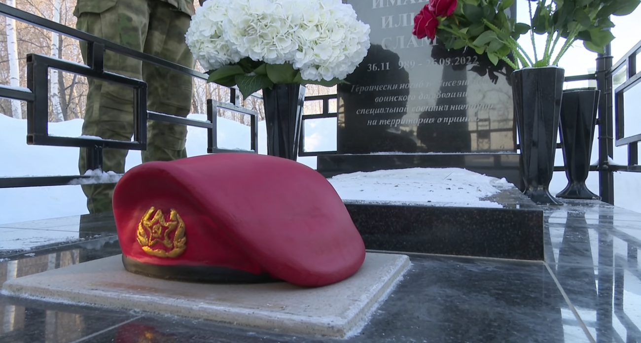 «Хотел, но не успел»: на могиле снайпера-спецназовца из Башкирии товарищи установили краповый берет