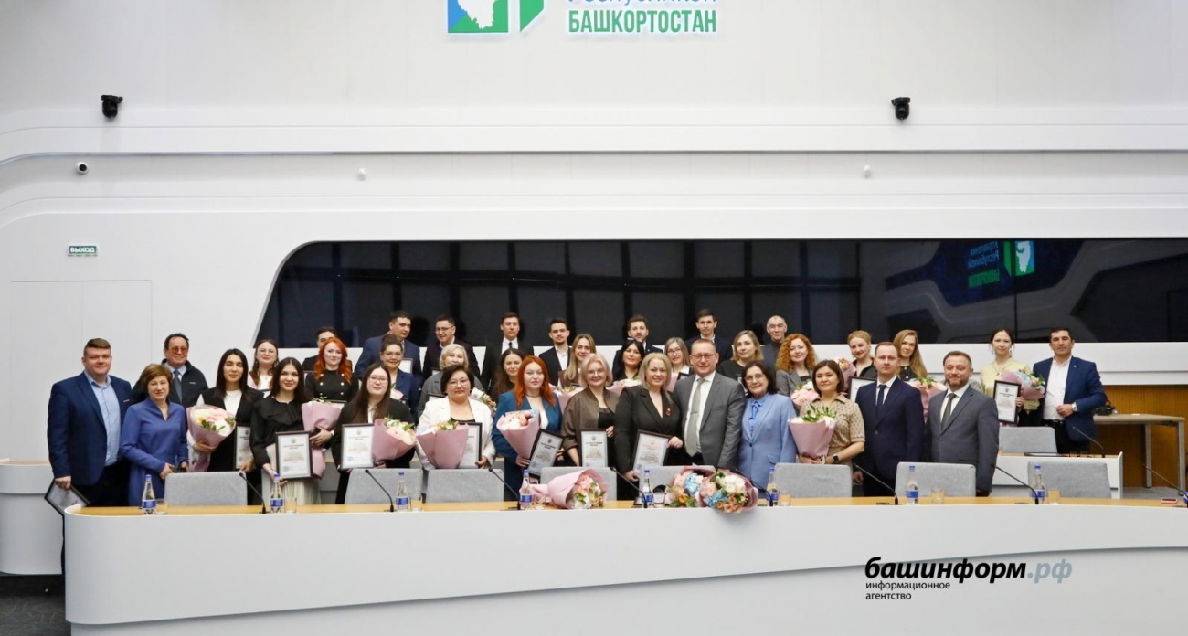 Журналисты и сурдопереводчики получили награды за Прямую линию Хабирова