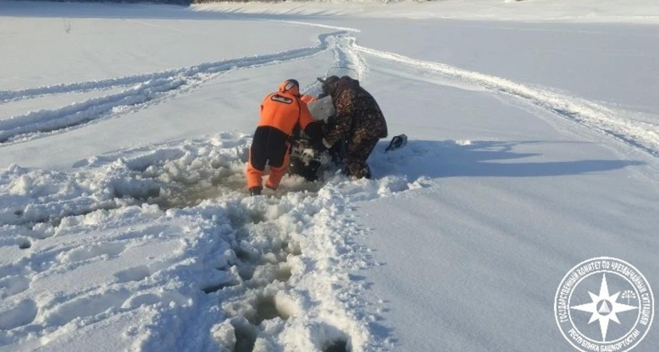 Снегоход провалился в скрытую проталину на Павловском водохранилище