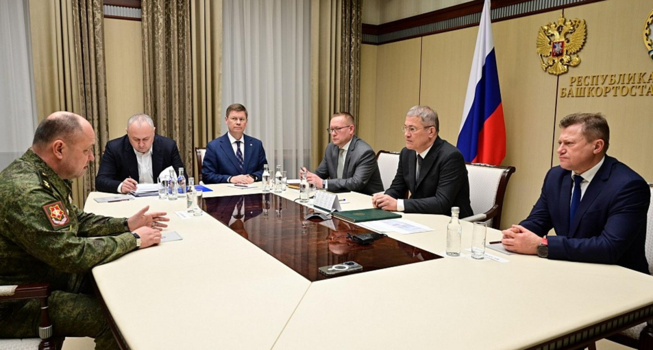 Глава Башкортостана и генерал-лейтенант обсудили новые меры поддержки участников СВО