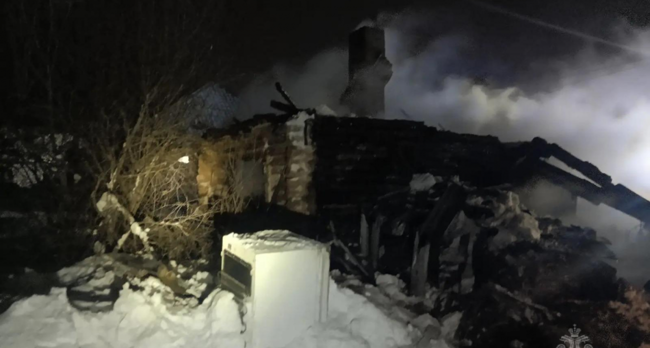 Дом полностью объят пламенем: три жертвы накануне праздника в Башкирии