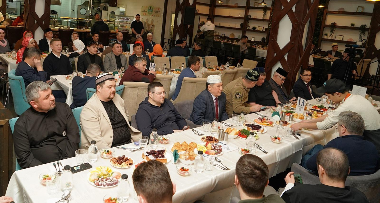 Депутаты, участники СВО и блогеры собрались на ифтар в Уфе