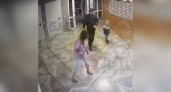 В Уфе мужчина жестоко избил женщину на глазах у детей в подъезде жилого дома