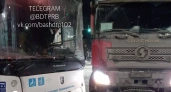 В центре Уфы столкнулись автобус и грузовик