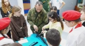В Благовещенске военные учили школьников разбирать автомат Калашникова