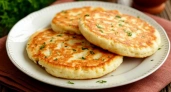 Смешиваем кефир с творогом — через 10 минут наслаждаемся лепешками вкуснее сырников: просто, быстро и сытно