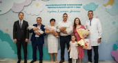 Министр здравоохранения Башкирии поздравил семью с рождением редкой тройни