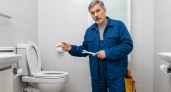 Опытный сантехник рассказал, почему нельзя смывать туалетную бумагу в унитаз