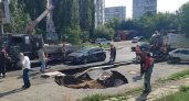 В Уфе асфальт провалился и поглотил припаркованную машину