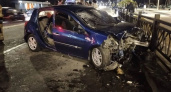 Две девушки заблокированы в искореженном Renault после ночного столкновения у монумента Дружбы в Уфе