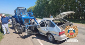 ВАЗ выехал на встречку и убил 39-летнюю пассажирку в лобовом с трактором