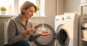 Почему хозяйки тайно кладут обычную ложку в стиральную машину: этот трюк заменяет дорогой кондиционер