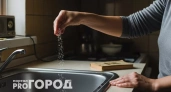 Соседка каждый вечер сыпала соль в раковину — через месяц я поняла её гениальность