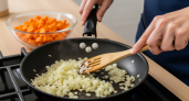 Повара годами скрывали эту ошибку: что вы кладёте на сковороду первым — лук или морковь — меняет вкус блюда навсегда