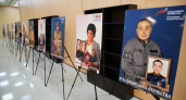 Радий Хабиров открыл выставку портретов родителей героев СВО: «За каждым солдатом — история семьи»