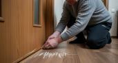 Дверь цепляется за пол? Простой лайфхак избавит от проблемы за минуты без инструментов и замены петель