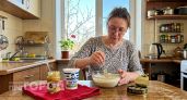 Навсегда вычеркнула майонез из меню: смешиваю за минуту три простых продукта и получаю идеальную заправку для салатов
