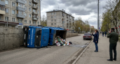 В Уфе мусоровоз перевернулся на повороте и влетел в бетонную стену