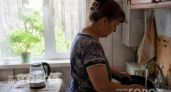Хватит тереть сковородки до мозолей: метод двух стаканов убирает нагар без усилий и дорогой бытовой химии