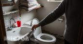 Вы просто выбрасываете деньги на ветер: сантехник объяснил почему унитаз не предназначен для бумаги