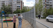 Десять лет у детской площадки стоит аварийный забор недостроя
