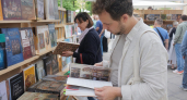 Хабиров читает сразу четыре книги — одна из них Коран с комментариями