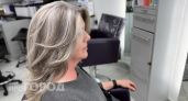 Перестаньте постоянно подкрашивать корни: эта умная техника окрашивания сделает седину элегантным акцентом