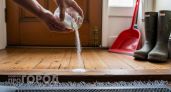 Перестала покупать дорогую бытовую химию: горничная отеля показала зачем каждый день рассыпает соль у порога