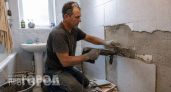 Перестаньте тратить деньги на укладку плитки: этот современный материал держится годами и стоит втрое меньше