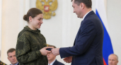 Хабиров наградил 19-летнюю добровольца, вернувшуюся в строй после контузии