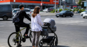 Уфимцы просят светофор у ТЦ Депо где родителям с колясками приходится идти по траве