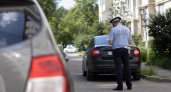 В Уфе машина с зимы стоит посреди парковки, но брошенной ее не признали