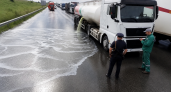 Под Уфой бензовоз после столкновения с фурой разлил топливо на трассе М-5