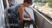 Хотела выбросить старый диван: показала способ обновить его ненужной тканью до уровня дорогой дизайнерской мебели