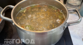 Вы совершаете эту ошибку при варке куриного бульона: один привычный продукт портит вкус и чем его заменить
