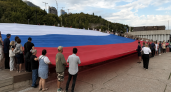 Спасатели Башкирии развернули огромный триколор на набережной ко Дню флага