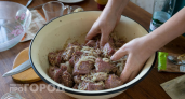 Хватит мучить мясо уксусом: один доступный продукт сделает шашлык нежнее масла и подарит ресторанный вкус