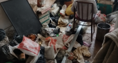В Уфе приставы убрали захламленную квартиру после жалоб соседей и штрафов