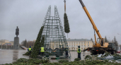 На площади Ленина в Уфе установили 20-метровую главную новогоднюю ёлку