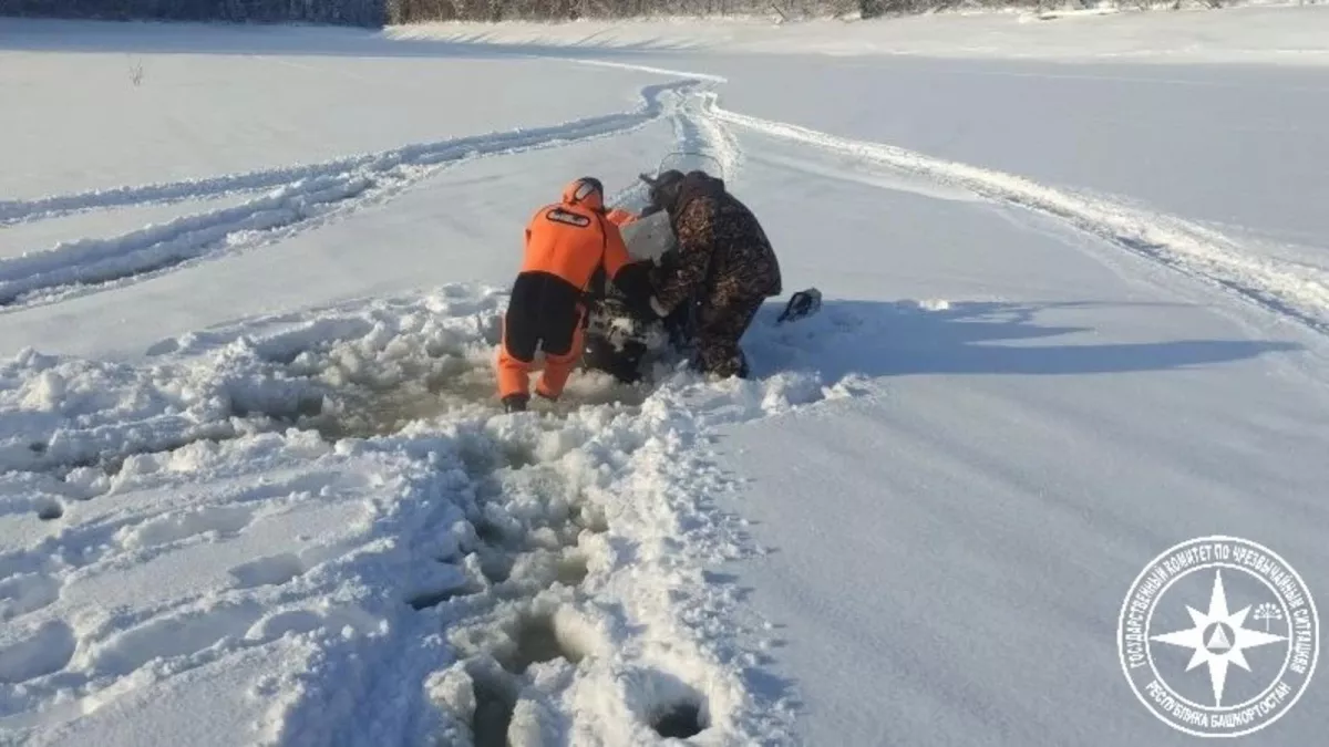 Снегоход провалился в скрытую проталину на Павловском водохранилище