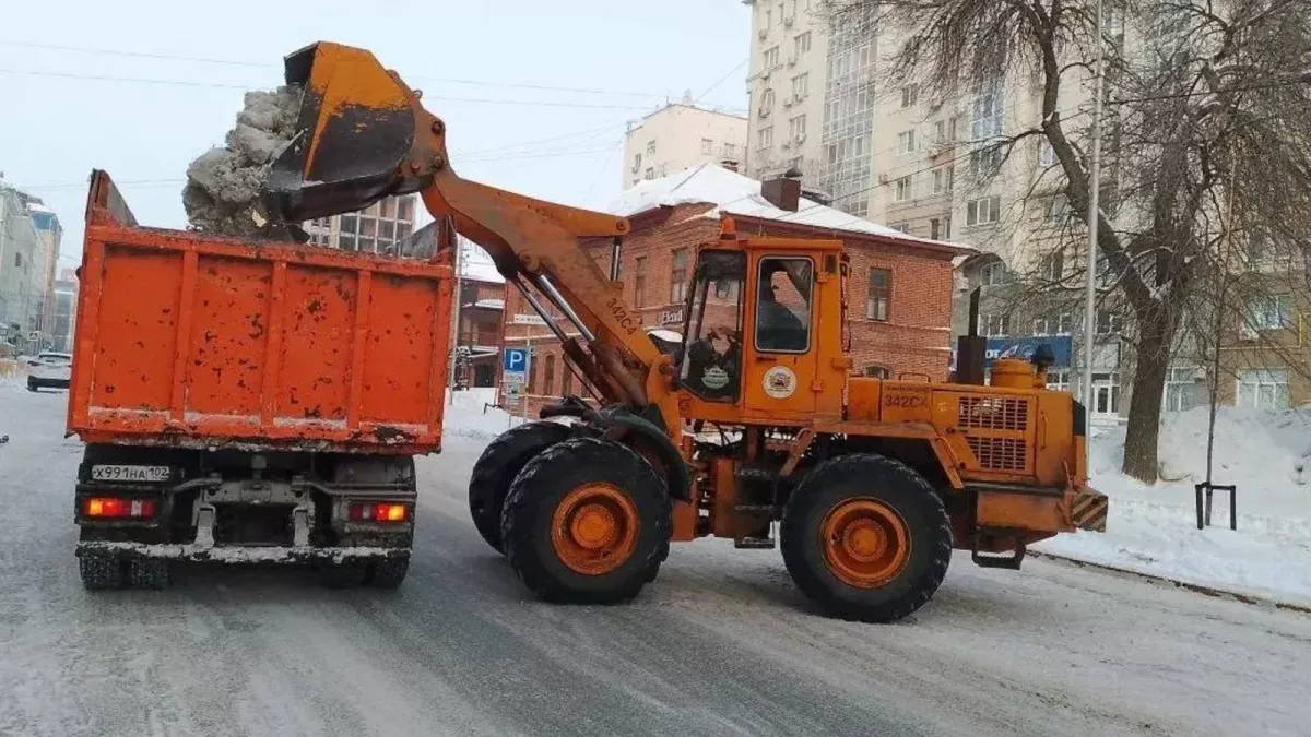 665 тонн снега за одну ночь: Уфа работает без выходных